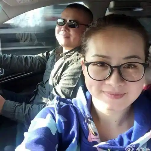 岳云鹏老婆炫俩女儿暖心日常获粉丝点赞,评论区画风却直接跑偏_郑敏