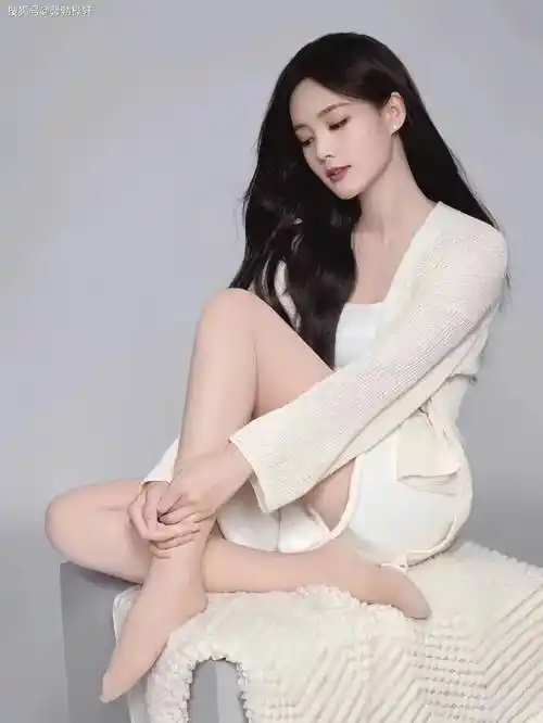 李一桐丝袜照片曝光,粉丝热议她的魅力身材!_双腿_曲线_特点