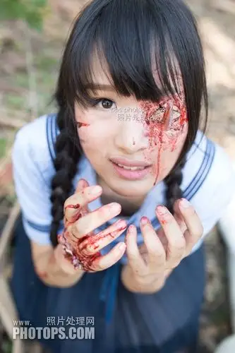 女学生恐怖片看多了,在森林里扮丧尸!canon eos 5d mark iii