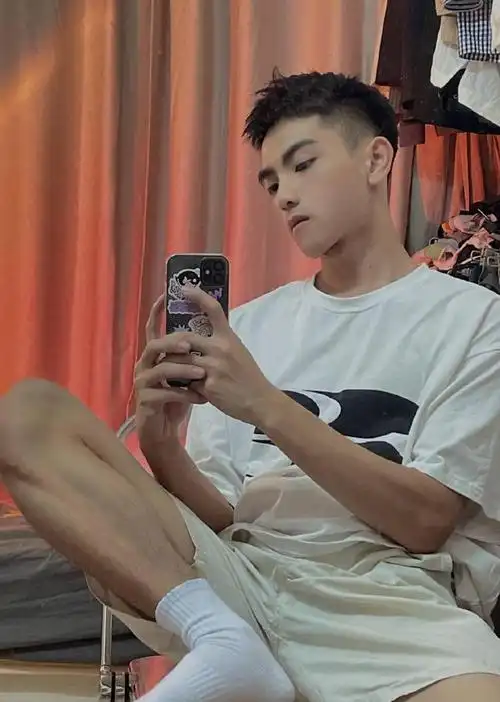 清秀阳光文艺小奶狗,有颜值的男生就喜欢自拍,一张俊脸让人着迷