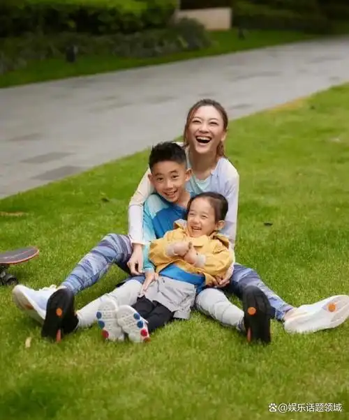 翻看陈小春一家四口真的很温馨甜蜜,如今两个儿子也长大了,一个10岁