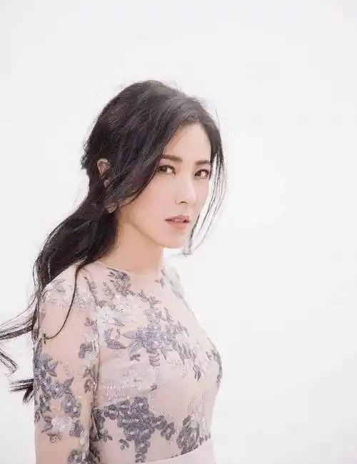 最美女鬼曾黎:三位前任皆是影帝,不火只因当年那套"男人装"