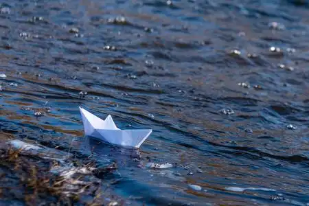 小纸船沿河而过.照片