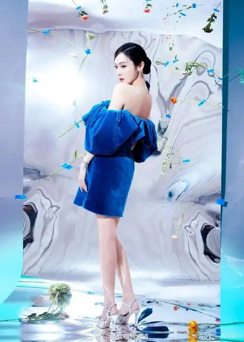 郑秀妍穿蓝色丝绒裙秀身材无暇美背全露出性感撩人