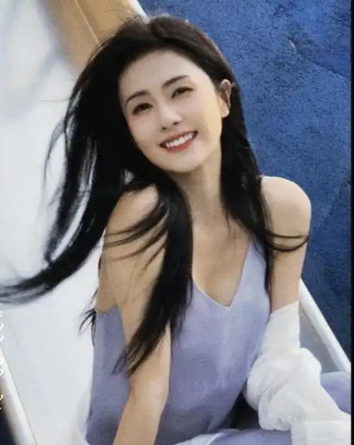 当红90后小花白鹿走红,荣登母校光荣榜,却因学历遭网友嘲笑