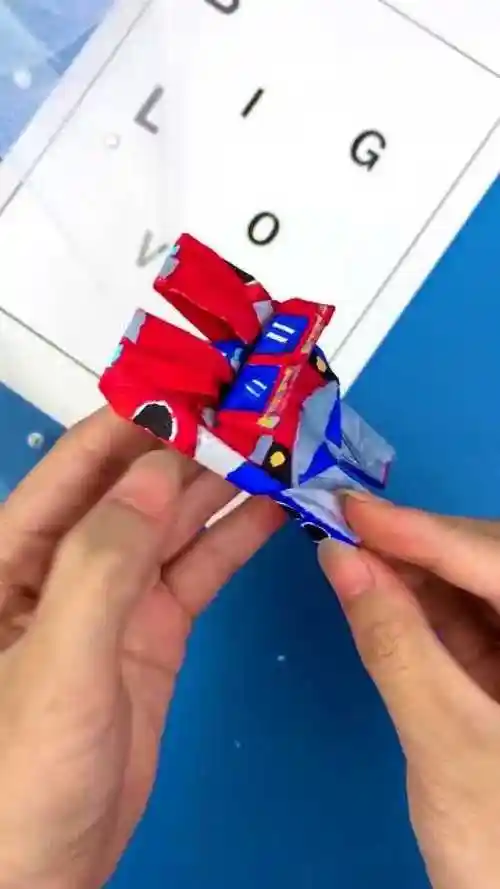 折纸变形金刚擎天柱来了.学会了秀给同学看!