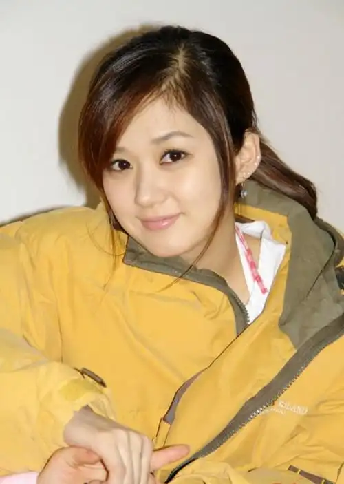 早年经历张娜拉早期生活照从小学5年级起便经常在父亲演出的舞台剧中