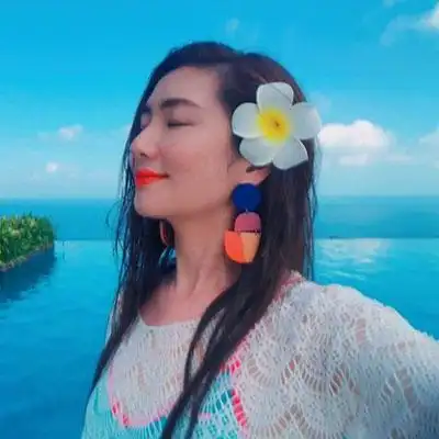 女演员selina头像selina海边穿短裤唯美图片