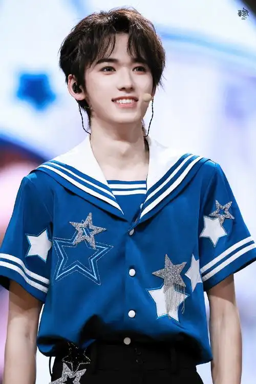 宋亚轩超话你说蓝色是你最爱的颜色@时代少年团-宋亚轩#宋亚轩楼外楼