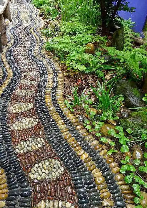 精致的鹅卵石路