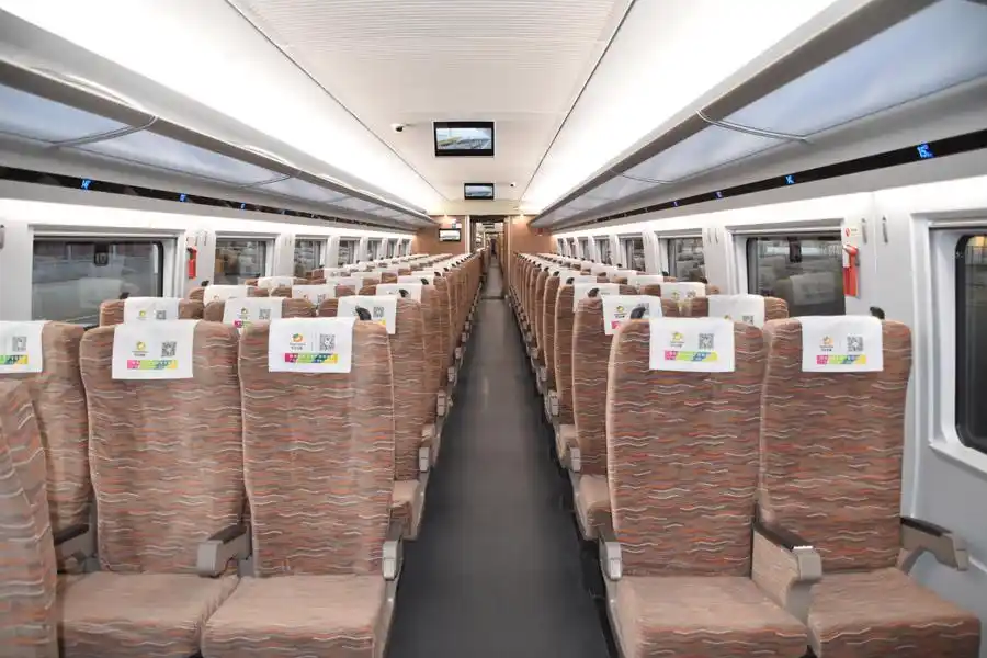 cr300bf型复兴号动车组"入住"银川动车所