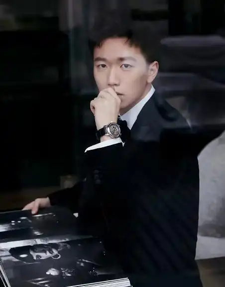 苏宁太子张康阳最新大片曝光!一身黑西装太贵气,比王思聪帅多了