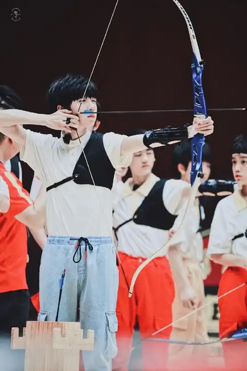 会内场图之贺峻霖饭拍一个运动场上的快乐少年,拉弓射箭的样子好帅啊!