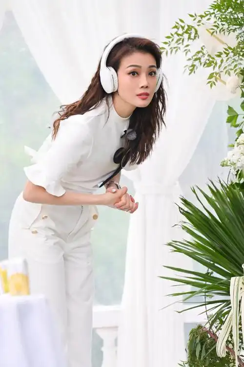 容祖儿奔跑吧说花店里面有贼##容祖儿奔跑吧不知道小脏摊儿是什么