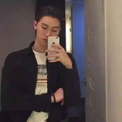 男生头像拿手机自拍