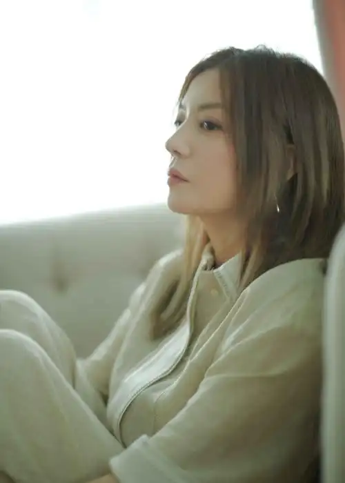 赵薇演绎全新氛围大片 新作《学区房》引期待