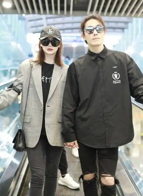 生活中的戚薇与老公李承铉很是恩爱,两人常常一起现身机场,因为有戚薇