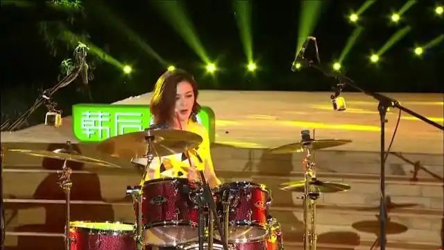 关之琳表演架子鼓,再现当年女神风范,太美了!明星打架子鼓现场