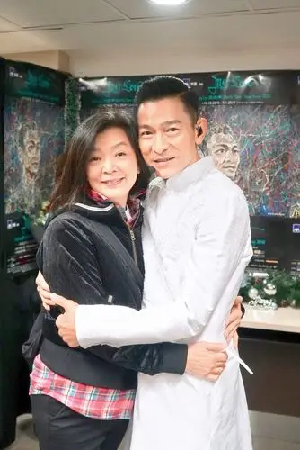 杨过小龙女重逢刘德华与陈玉莲后台相拥