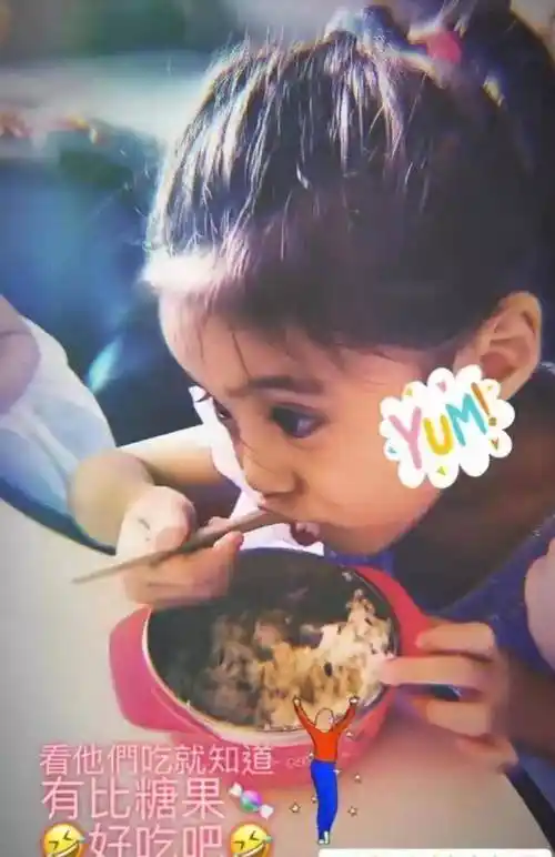 贾静雯老公为女儿做营养餐,咘咘波妞吃相萌翻,一个细节看出教养