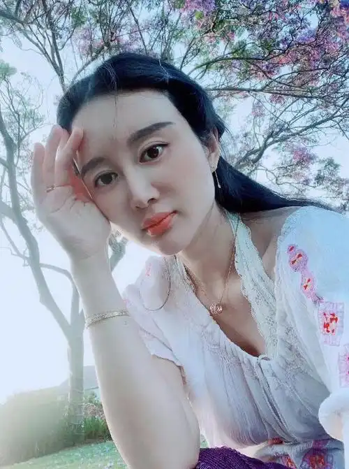 杜星霖不仅肤白貌美还大长腿,经常带着小儿子玩.