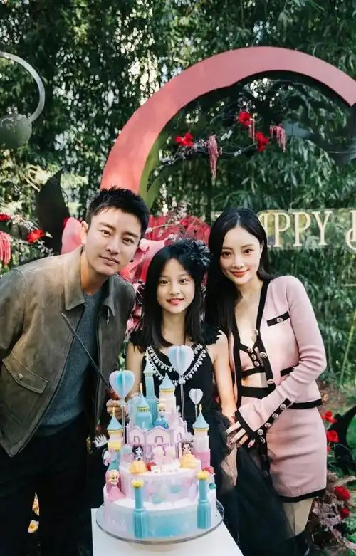 今天是甜馨11岁生日,贾乃亮准时为甜馨送上生日祝福,晒的照片里还有和
