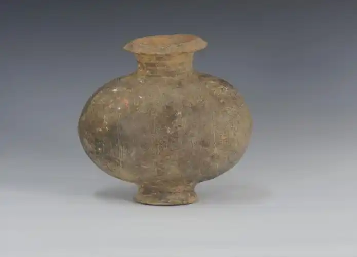 汉代彩绘茧形陶壶