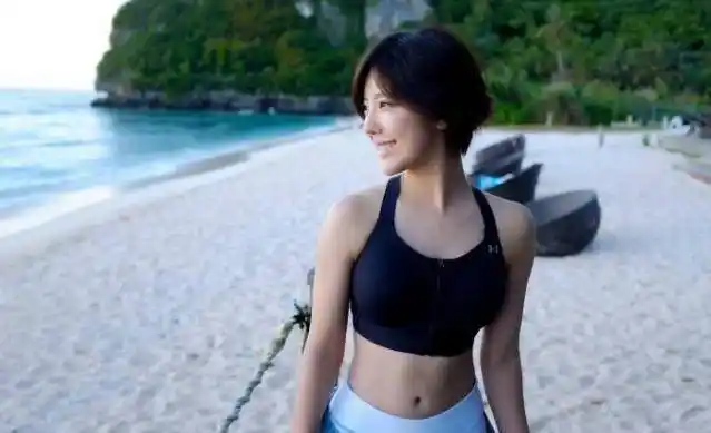 原创赵奕欢换泳衣下水看到她的身材后爷青回