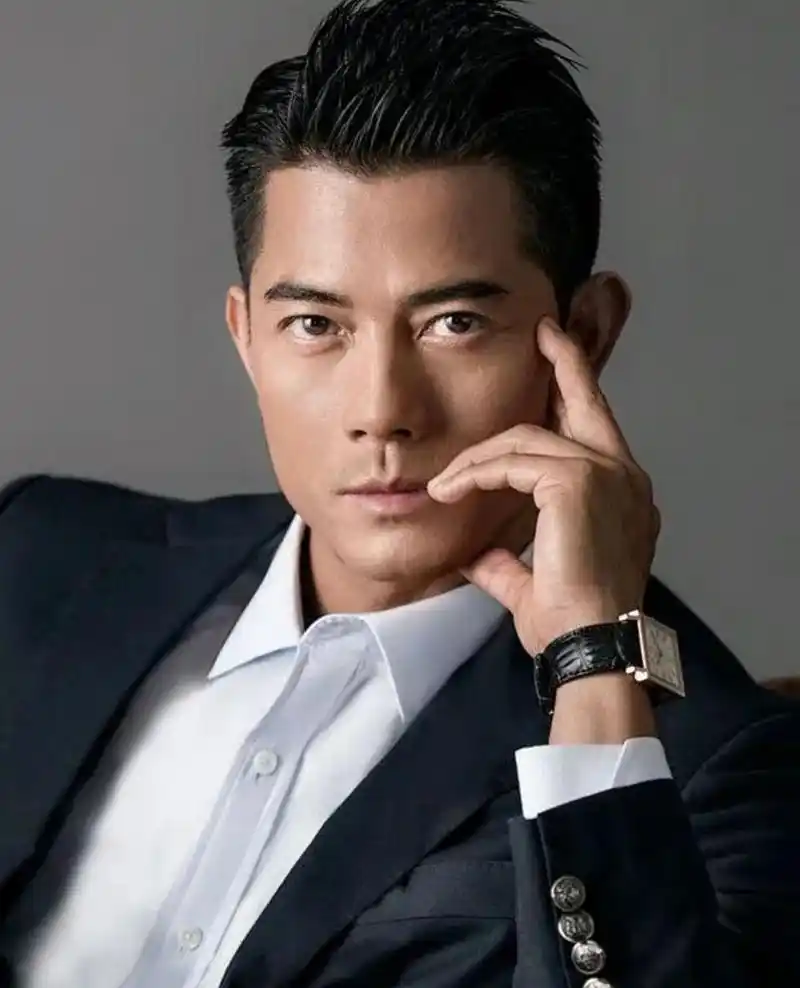 郭富城才是"反油腻"男人:西装笔挺,发型不乱,57岁不输小鲜肉