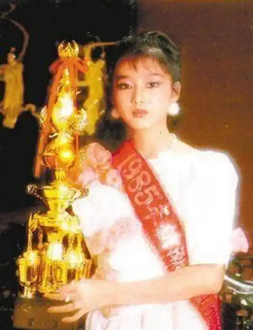 妻子年轻选美照曝光,鹅蛋脸清纯可爱,高颜值撞脸木村光希_朱丽倩