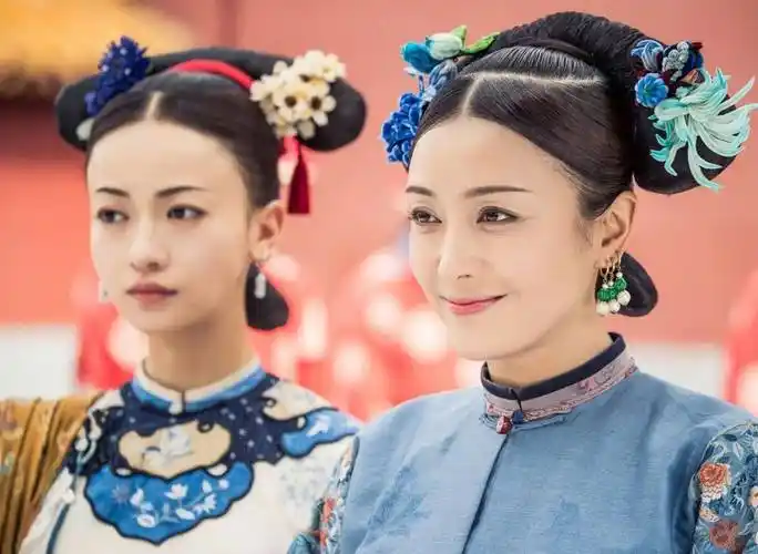 吴谨言撞衫秦岚,两人都穿军绿色套装,她剪了个齐刘海惊艳众人_电视剧