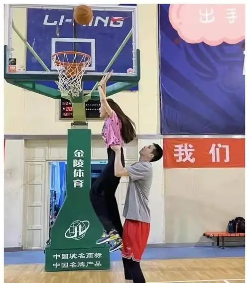 任骏飞携妻儿拜年娇妻长相甜美是在读博士儿子身高猛蹿将承父