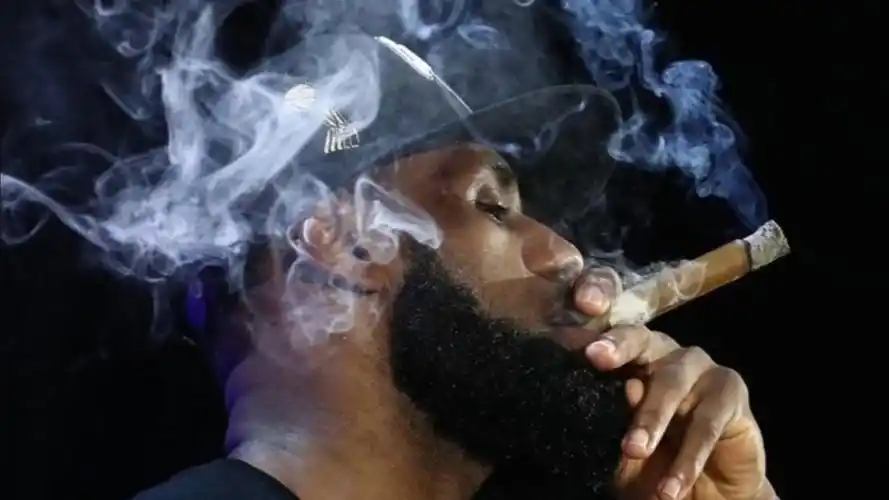 湖人夺冠三周年!詹姆斯转发抽雪茄庆祝照:多美妙的一段时光