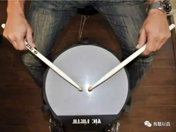 用姆指姆指及食指放松地挟着鼓棒.