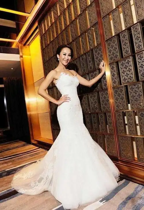 陈妍希这身婚纱真的是丑啊,显得上半身很胖.