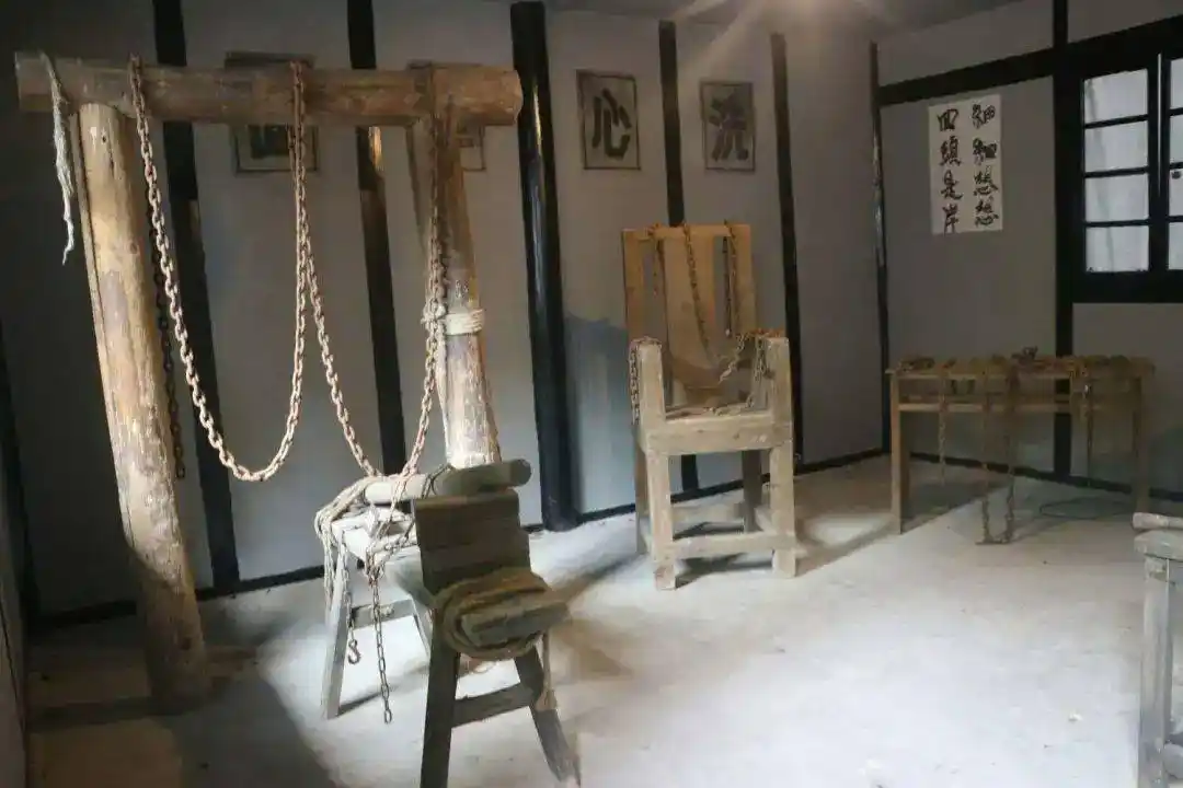 刑罚,解放前的审讯室,狼牙棒,美制手铐,脚铐,烙铁,铁锁链,竹签,辣椒水