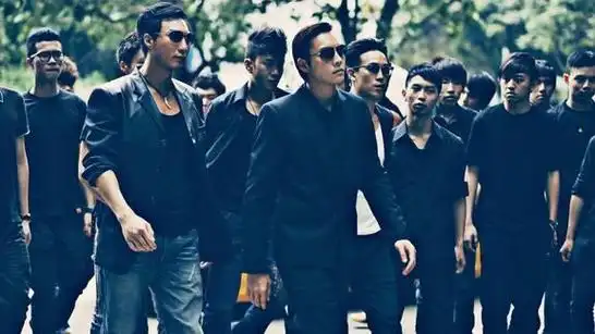 黄俊,新义安"五虎十杰"之首,女星父亲,号"尖东虎中虎&