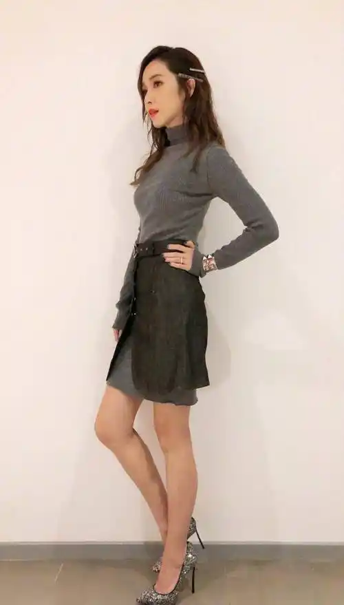 周杰伦生日侯佩岑晒照,穿复古长裙却在秀长腿,时尚感不输昆凌嫂_感觉