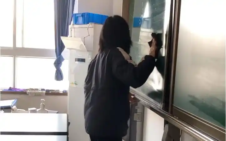 点击就看高中生一分钟把黑板擦成镜面