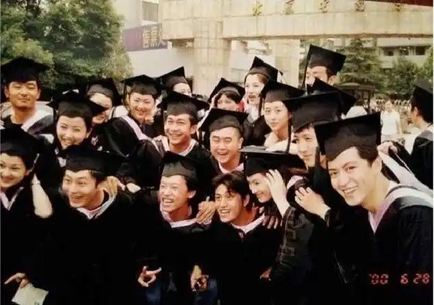 赵薇晒毕业照 黄晓明陈坤等青涩出镜