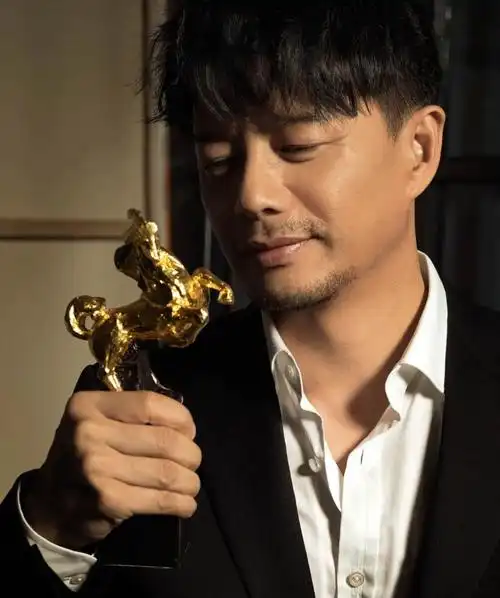 回顾好演员段奕宏38岁娶日籍小师妹成名后哪敢抛弃患难之妻