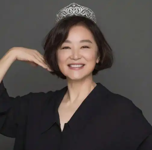 68岁林青霞近照曝光,时隔8年再登杂志封面,少了锋芒多了知性-腾讯新闻