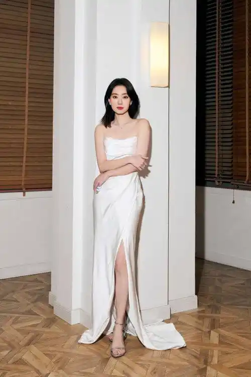 小斐的大长腿!2 / 9 张小斐最新大片释出~抹身材白裙 卷发造型优雅