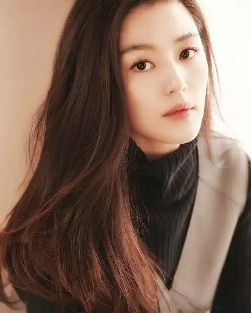 影片中39岁的全智贤状态满分,标志性黑色长发,气质真的太棒了,完全就