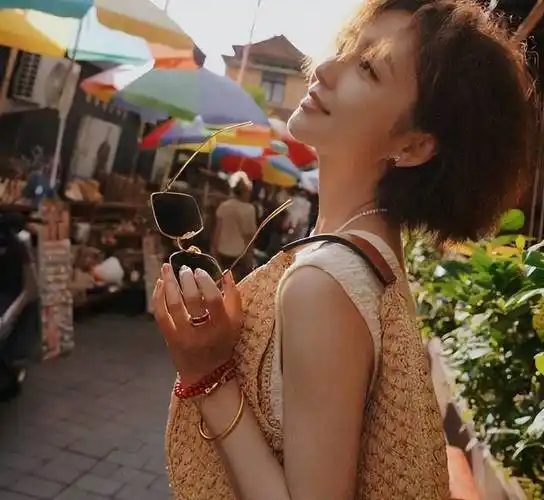 时而优雅的坐在椅子上,露出了甜甜的笑容,小酒窝也让她显得更有魅力了