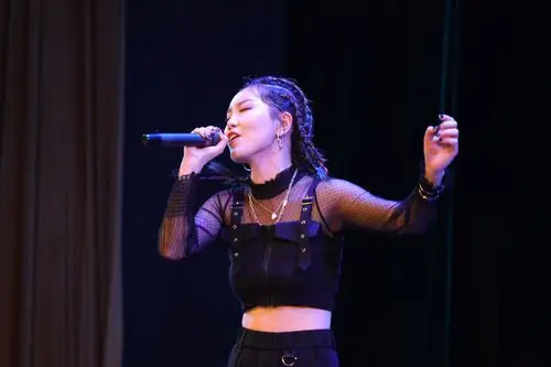 由经济金融学院向芯宏同学演唱的歌曲《父亲》拉开了比赛的序幕.