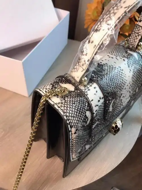 点此购买 宝格丽蛇头蛇纹包手提单肩斜挎包 尚156519