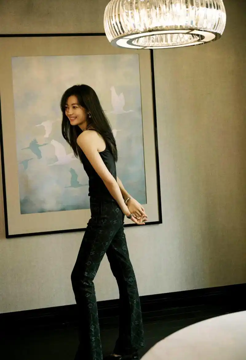 孙千撑伞图,身材比例太好了