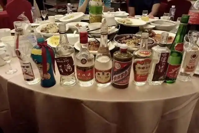 对比低收入,富人和普通人的酒桌照?看完后,我连低收入都比不上