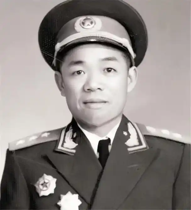 李正谊还是杜聿明的陕西老乡,杜聿明是东北保安司令,对李正谊非常器重